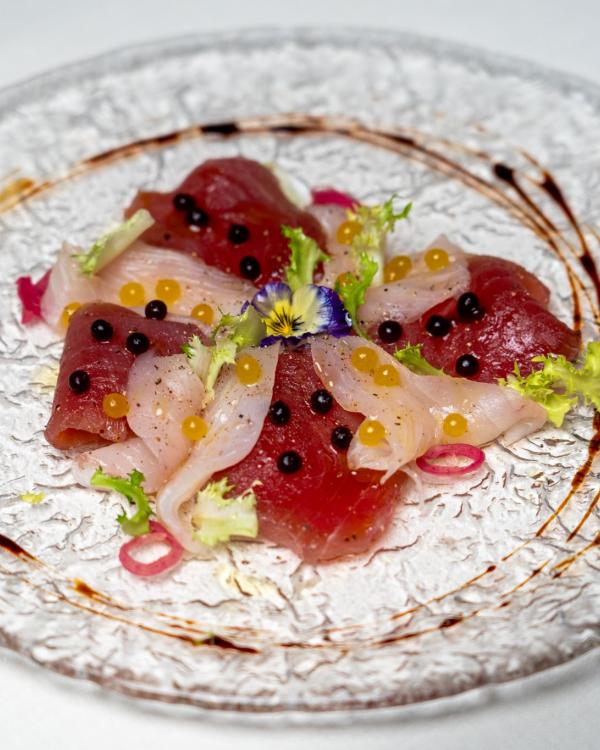 Un delizioso carpaccio di tonno e pesce bianco pescato in giornata, un'esplosione di freschezza e sapori autentici al Ristorante Fuor d'Acqua 