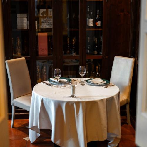 L'elegante sala del Ristorante Fuor d'Acqua a Firenze, un ambiente raffinato dove gustare i sapori autentici del mare.