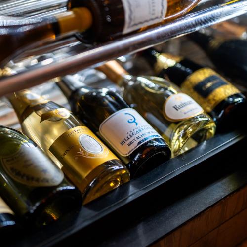 La nostra selezione di vini pregiati in Enoteca, un'ampia scelta di etichette per accompagnare i piatti del Ristorante Fuor d'Acqua a Firenze