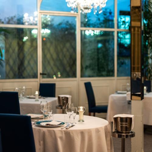 Un tocco di colore e design: l'elegante sala del Ristorante Fuor d'Acqua a Firenze, caratterizzata da un arredamento blu